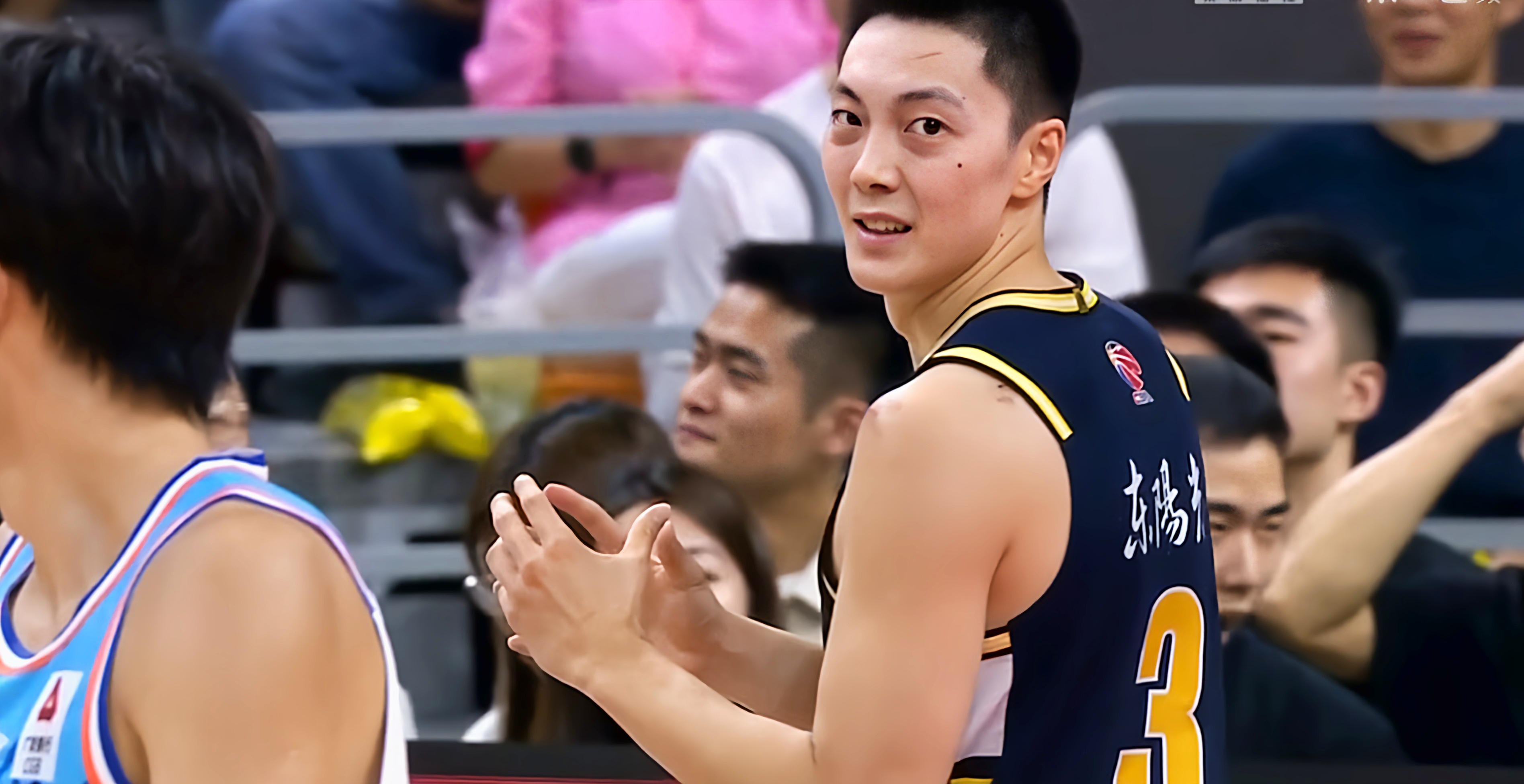 开云官网首页包含今晚体能课后，俄克拉荷马雷霆造点机会备战CBA常规赛，压力陡增，年轻球员得到机会的词条